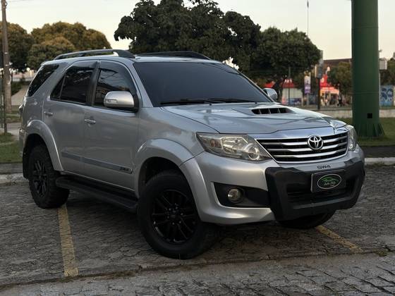 TOYOTA HILUX SW4 3.0 SRV 4X4 16V TURBO INTERCOOLER DIESEL 4P AUTOMÁTICO TOYOTA HILUX SW4 3.0 SRV 4X4 16V TURBO INTERCOOLER DIESEL 4P AUTOMÁTICO